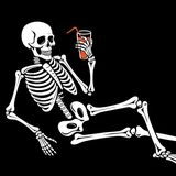 Skelett hält ein Getränk