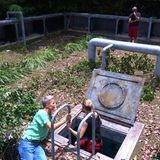 Was muss Moderatorin Sonja Zietlow nicht alles an Nebenjobs machen für die Gage! Heute im Angebot: Therapeutin und Betreuerin beim Abstieg der (Karriere-)Leiter in ein Tunnelsystem. "Es gibt zwei Tunnelsysteme: einmal hier oben an Land und sowas Ähnliches ist unter der Erde, dort gibt es verschiedene Kammern: Kammern mit Wasser und Kammern mit Luft", erklärt sie und schon jetzt bricht Panik aus bei Anna-Carina: "Ich kann das nicht. Ich habe solche Angst!". Sie weint und zittert