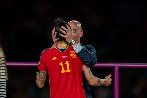 Luis Rubiales küsst Jennifer Hermoso