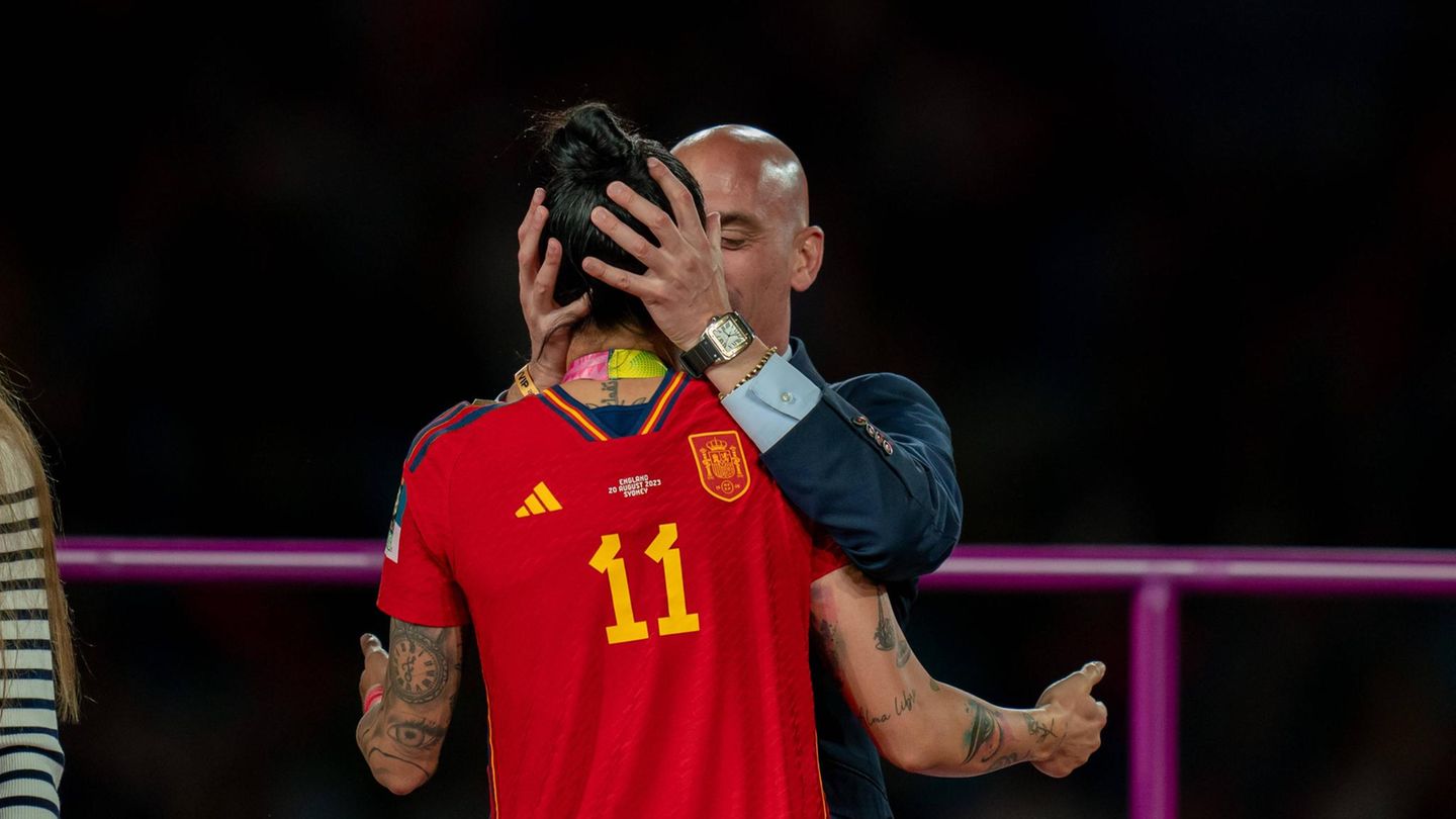 Luis Rubiales küsst Jennifer Hermoso