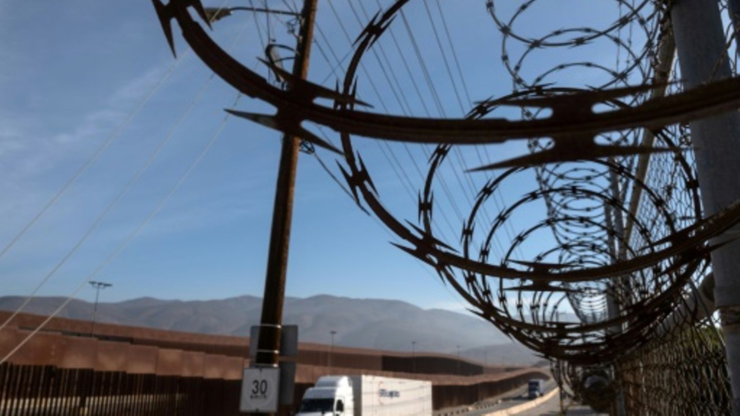 Mexikanische Lkw auf dem Weg zur US-Grenze nahe Tijuana
