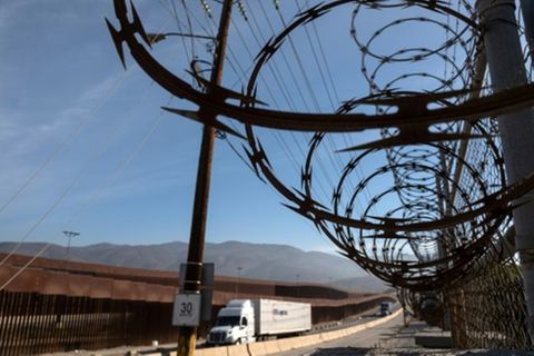 Mexikanische Lkw auf dem Weg zur US-Grenze nahe Tijuana