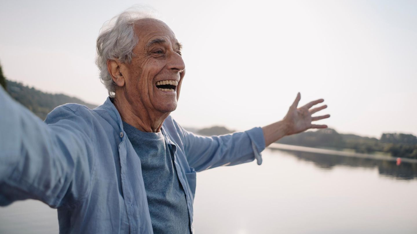 Alter Mann mit offenen Armen