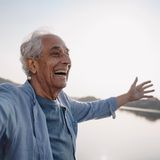 Alter Mann mit offenen Armen