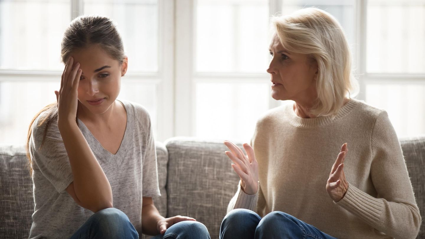 Narzisstische Eltern: Mutter und Tochter streiten