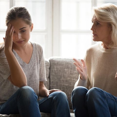 Narzisstische Eltern: Mutter und Tochter streiten