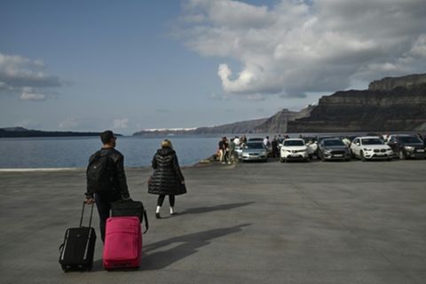 Warten auf die Fähre, um Santorini zu verlassen