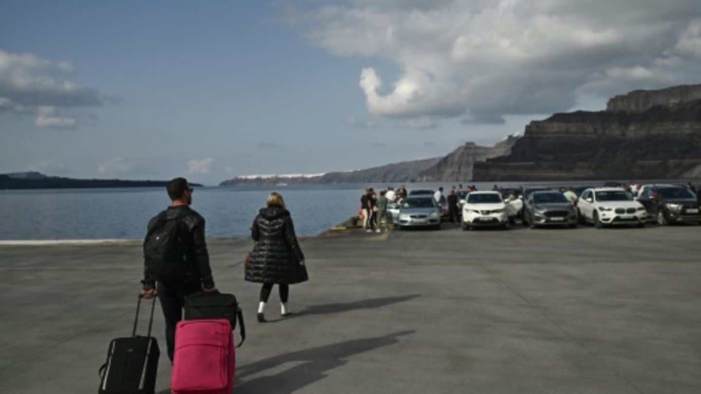 Warten auf die Fähre, um Santorini zu verlassen