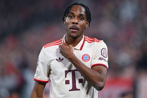 Der Transferpoker um Mathys Tel vom FC Bayern München ist offenbar entschieden. Laut übereinstimmenden Medienberichten wechselt der Angreifer nun doch zu Tottenham Hotspur. Dabei hatte sich der 19-Jährige vor einigen Tagen noch gegen einen Deal mit dem Premier-League-Club entschieden, wie es hieß. Nun soll der Offensivspieler bis zum Saisonende ohne Kaufoption ausgeliehen werden. Der Franzose soll schon am "Deadline Day" den Medizincheck in London absolvieren. Die Spurs hatten zuvor demnach 60 Millionen Euro für einen festen Wechsel geboten. Aber Tel soll es sich dann doch anders überlegt haben