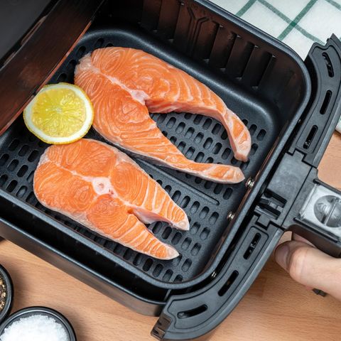 Airfryer Rezepte: Lachs liegt im Airfryer