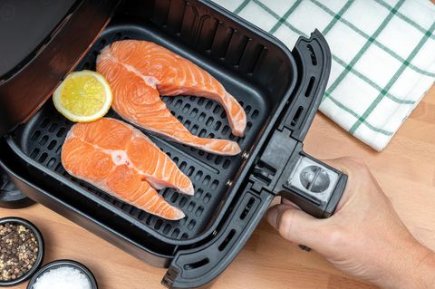 Airfryer Rezepte: Lachs liegt im Airfryer