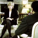 Diana im schwarzen Kostüm beim Fernsehinterview mit der BBC