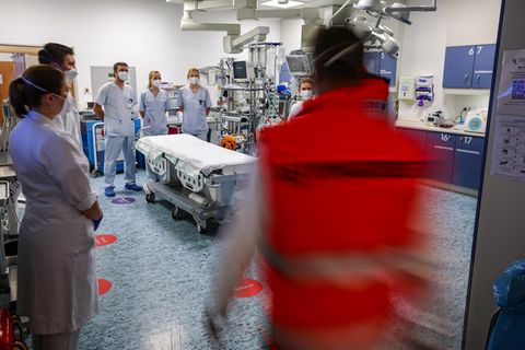 In Deutschland sind die Notaufnahmen oft überlastet, und viele arbeiten am Limit. Weil die Zeit knapp ist, leidet die Empathie. Reformen haben bislang wenig verbessert