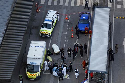 Sanitäter arbeiten am Pariser Bahnhof Austerlitz