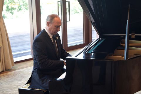 Der russische Präsident Wladimir Putin sitzt am Klavier