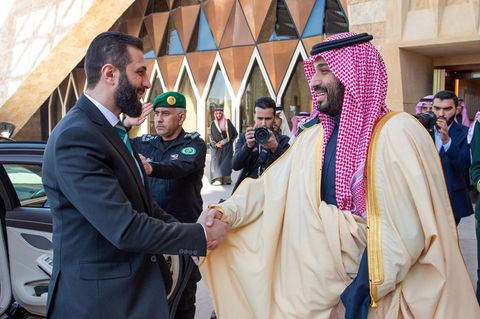Der saudische Kronprinz Mohammed bin Salman (r) begrüßt Syriens Interimspräsidenten Ahmed al-Scharaa
