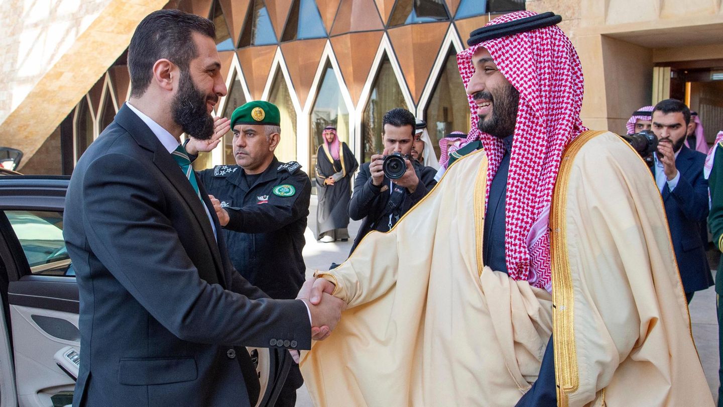 Der saudische Kronprinz Mohammed bin Salman (r) begrüßt Syriens Interimspräsidenten Ahmed al-Scharaa