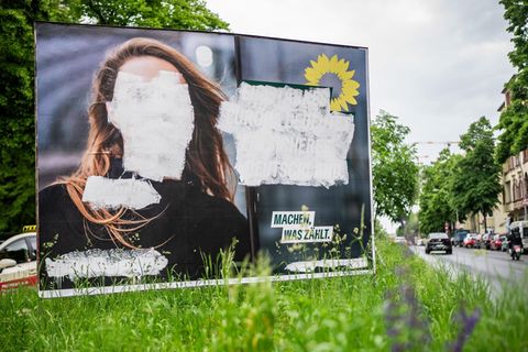 Angriffe auf Politiker: Ein Wahlplakat der Grünen von Terry Reintke ist bekritzelt