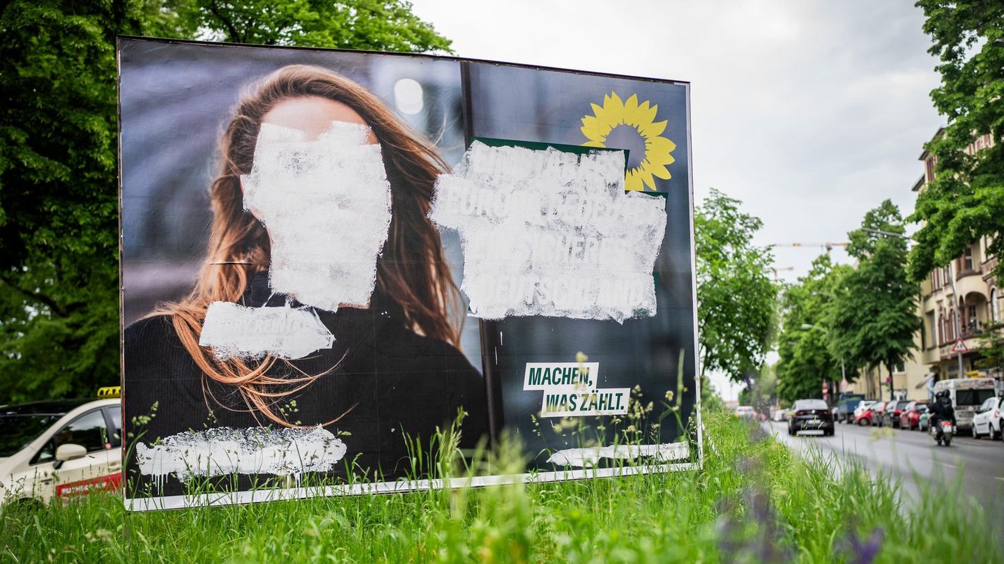 Angriffe auf Politiker: Ein Wahlplakat der Grünen von Terry Reintke ist bekritzelt