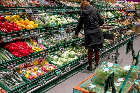 Die Qual der Wahl vor dem Obst- und Gemüseregal: Lebensmittel sind deutlich teurer geworden