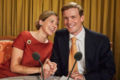 "Maxima - Entscheidungen": Maxima (Delfina Chaves) und Alex (Martijn Lakemeier) unterstützen sich bei einer Pressekonferenz
