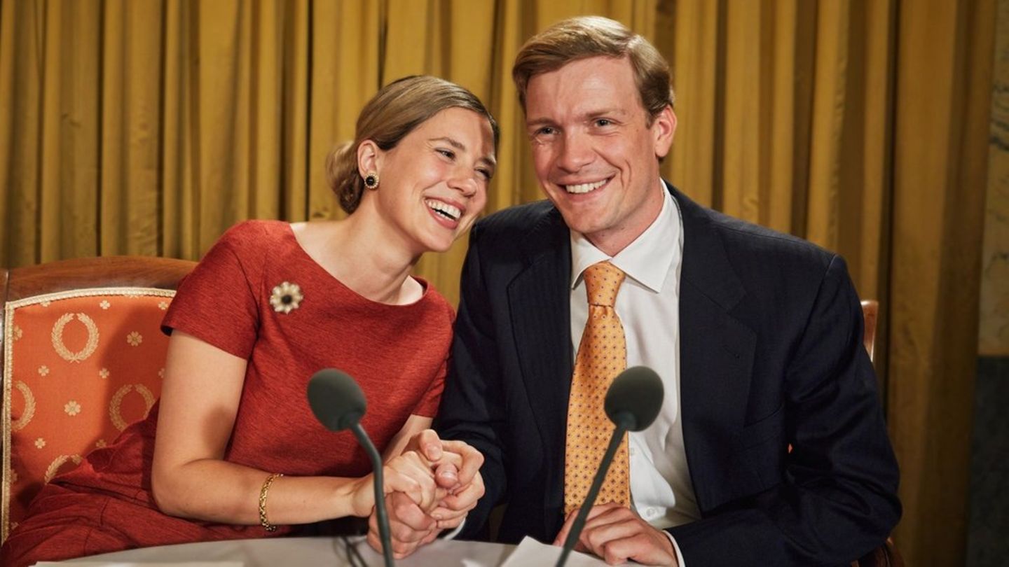 "Maxima - Entscheidungen": Maxima (Delfina Chaves) und Alex (Martijn Lakemeier) unterstützen sich bei einer Pressekonferenz