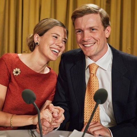 "Maxima - Entscheidungen": Maxima (Delfina Chaves) und Alex (Martijn Lakemeier) unterstützen sich bei einer Pressekonferenz