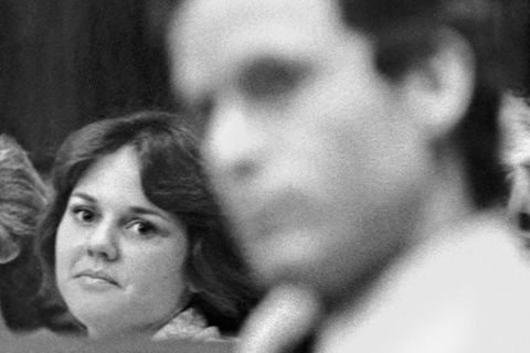 Vier Frauen, die Ted Bundy vor Gericht beobachten