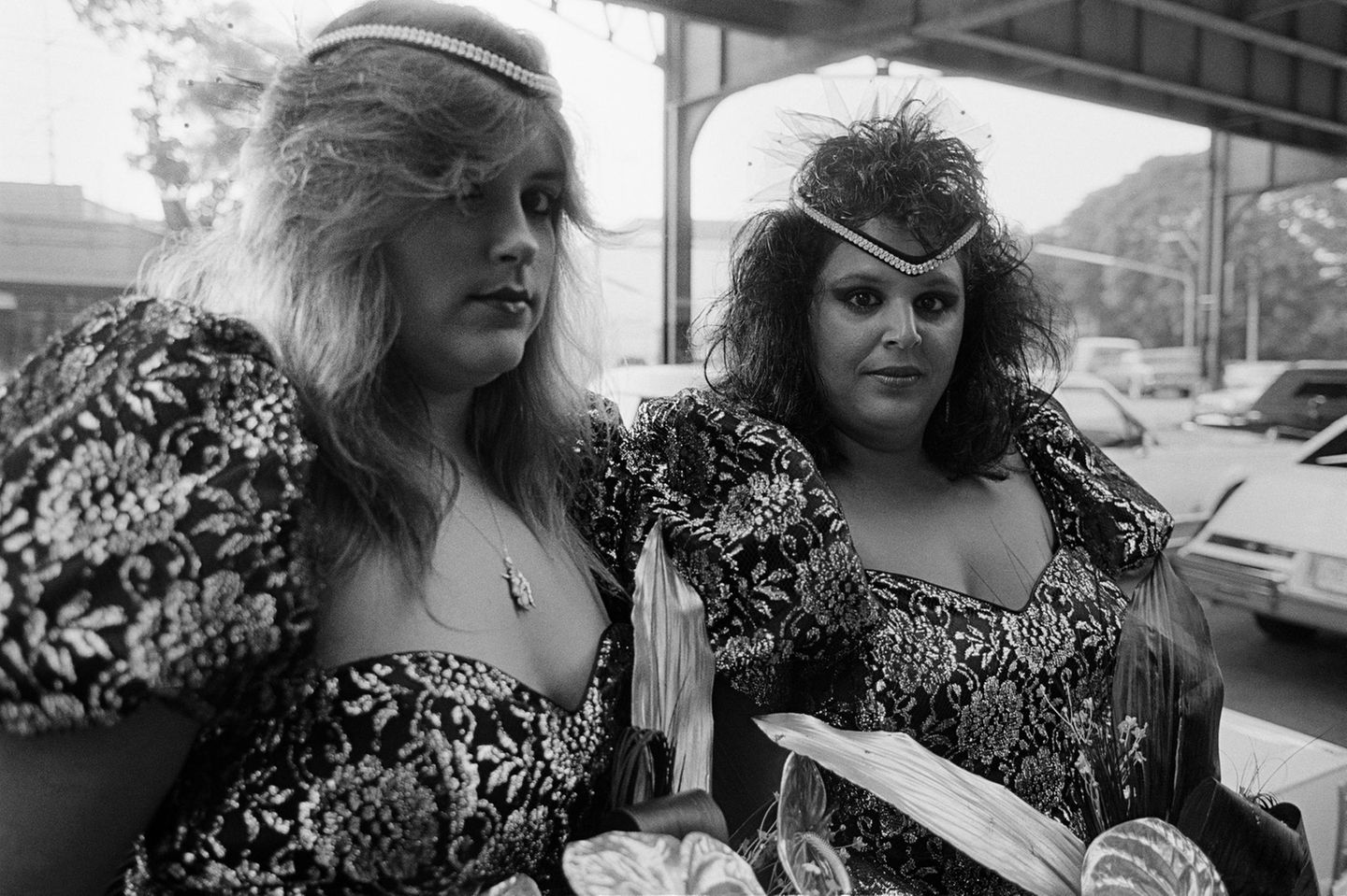 Zwei Frauen in denselben Outfits