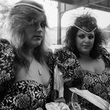 Zwei Frauen in denselben Outfits