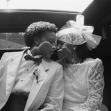 Ein lesbisches Pärchen an ihrem Hochzeitstag