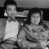 Ein kuschelndes Pärchen auf dem Rücksitz der Limousine