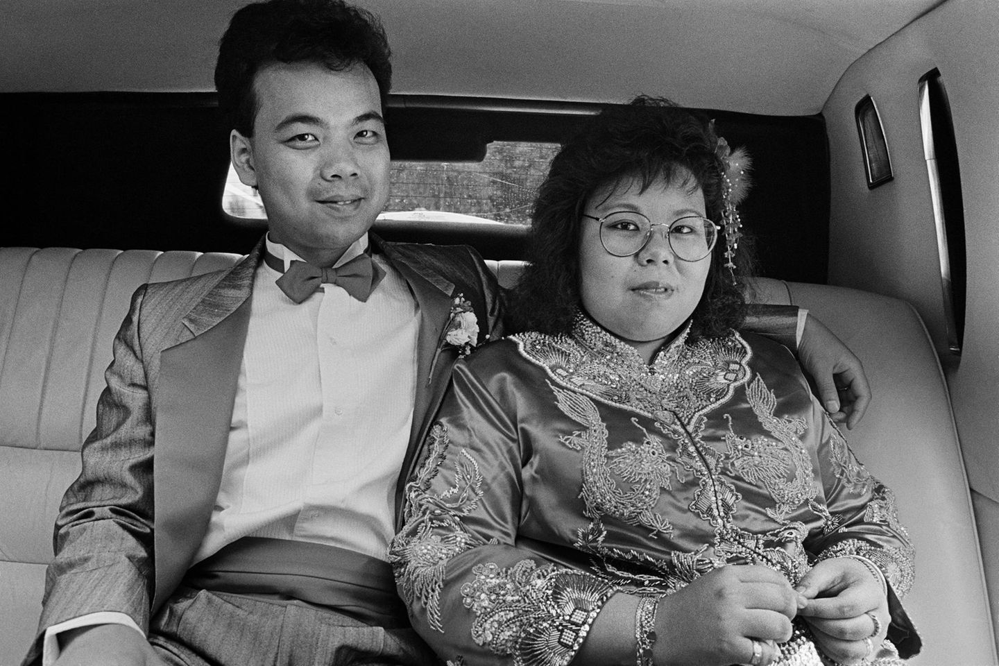 Ein kuschelndes Pärchen auf dem Rücksitz der Limousine