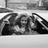 Ein kleines Mädchen guckt aus dem Autodach der Limousine