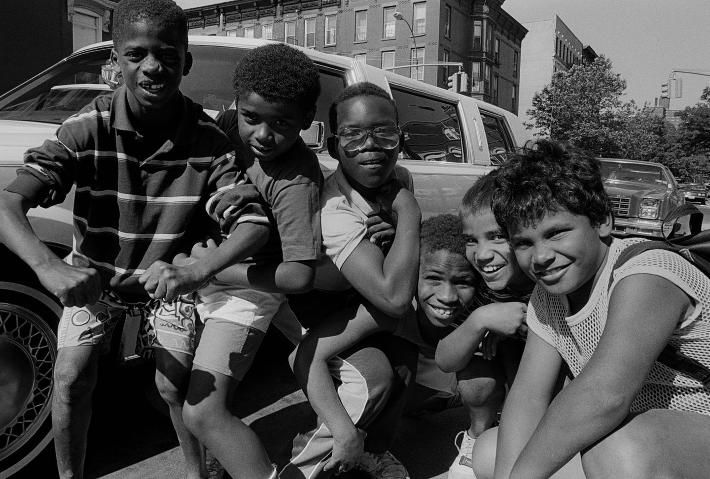 Eine Gruppe Jungs vor der Limousine