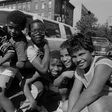 Eine Gruppe Jungs vor der Limousine
