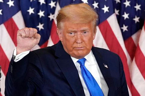 Donald Trump ballt als Zeichen der Stärke der USA die rechte Faust auf Kopfhöhe