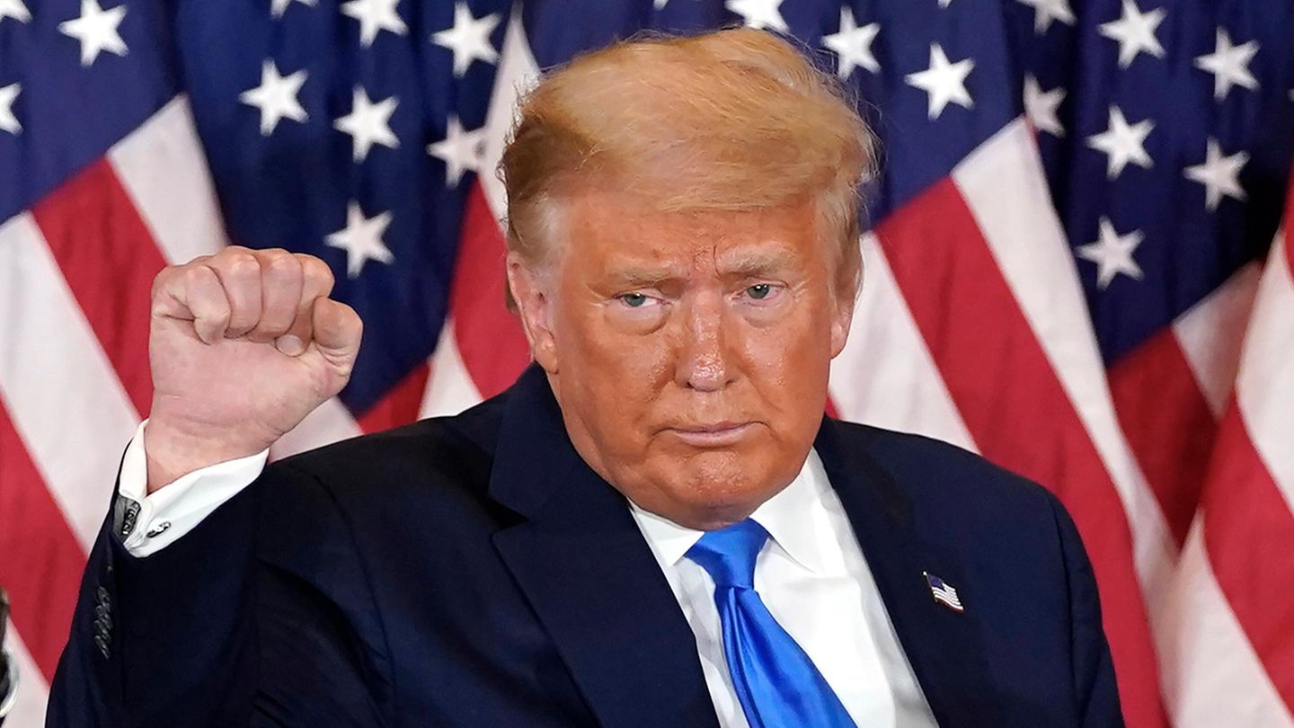 Donald Trump ballt als Zeichen der Stärke der USA die rechte Faust auf Kopfhöhe