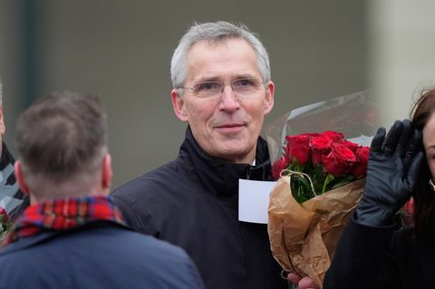 Jens Stoltenberg mit einem Bouquet roter Rosen