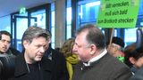 Robert Habeck mit Landwirt