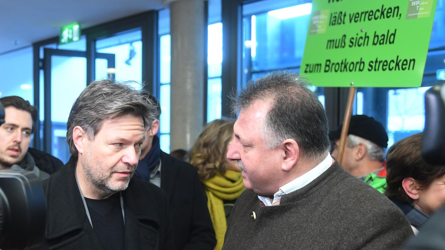 Robert Habeck mit Landwirt