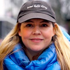 Caro beschreibt ihren Alltag als Mutter von Drillingen im Video
