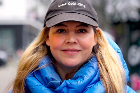 Caro beschreibt ihren Alltag als Mutter von Drillingen im Video
