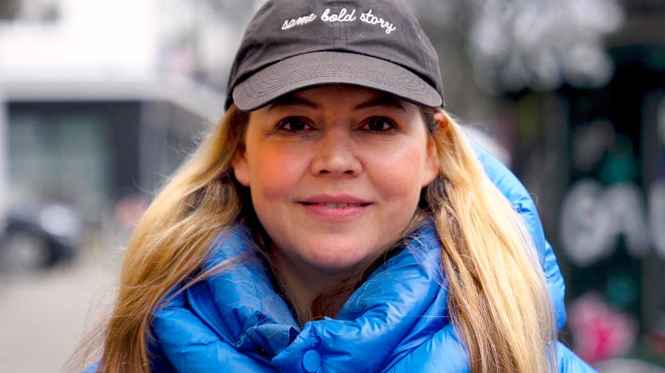 Caro beschreibt ihren Alltag als Mutter von Drillingen im Video