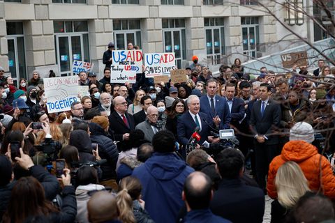 Mit lautstarken Protesten wollen Demonstranten die US-Entwicklungsbehörde USAID vor Elon Musk retten