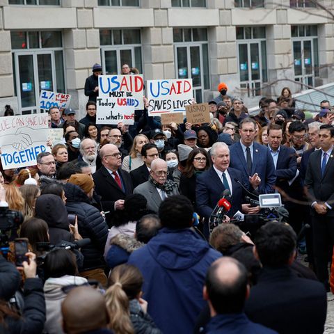 Mit lautstarken Protesten wollen Demonstranten die US-Entwicklungsbehörde USAID vor Elon Musk retten