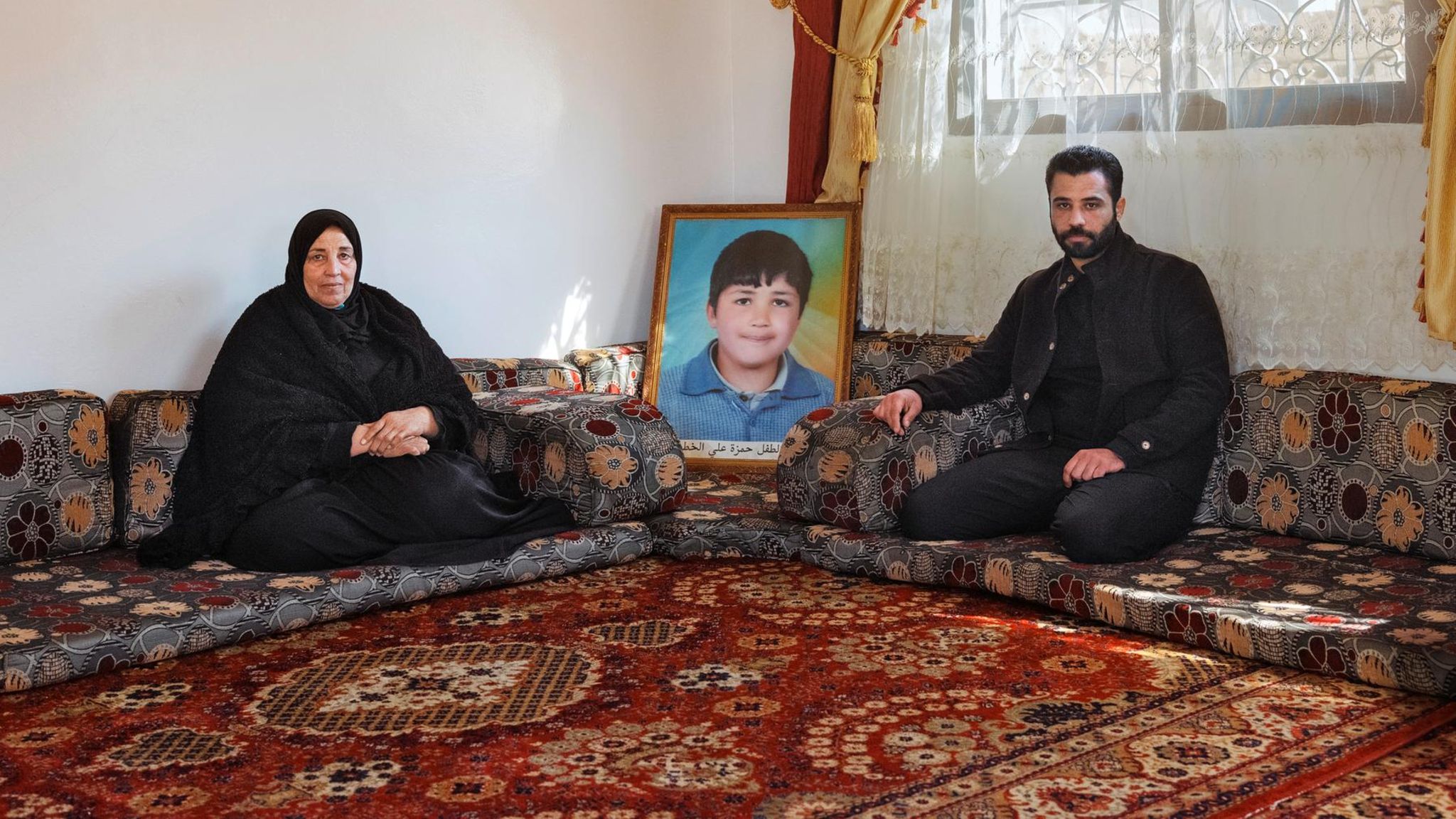 Al-Dschiza, Syrien: Mutter Samira und Bruder Suraqa al-Chatib mit einem Bild von Hamza, der von Assads Schergen getötet wurde