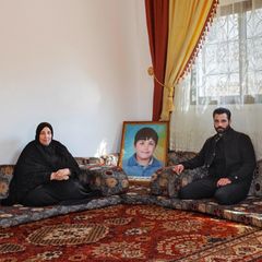 Al-Dschiza, Syrien: Mutter Samira und Bruder Suraqa al-Chatib mit einem Bild von Hamza, der von Assads Schergen getötet wurde