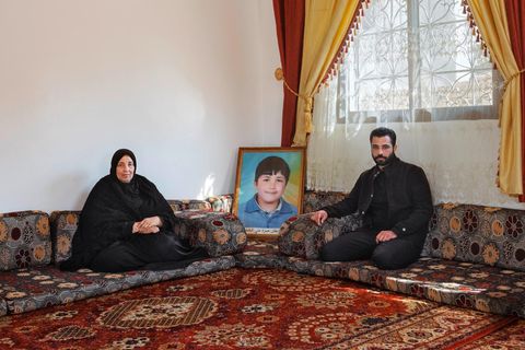 Al-Dschiza, Syrien: Mutter Samira und Bruder Suraqa al-Chatib mit einem Bild von Hamza, der von Assads Schergen getötet wurde