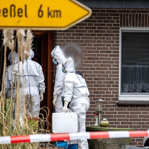 Lasches Waffenrecht: Beamte der Spurensicherung am Tatort in der niedersächsischen Gemeinde Scheeßel © Sina Schuldt / DPA
